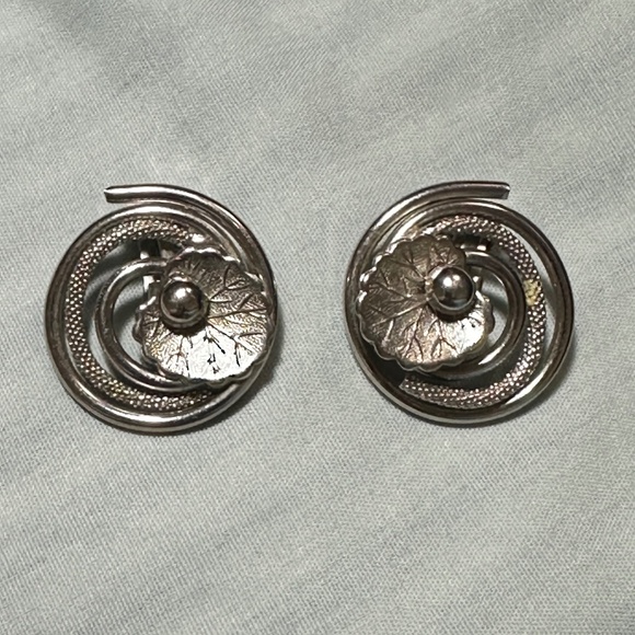 2/$20 Silver Tone Earrings Cala Lilly Clip On’s Metal Swirl Style Vintage - Picture 1 of 11